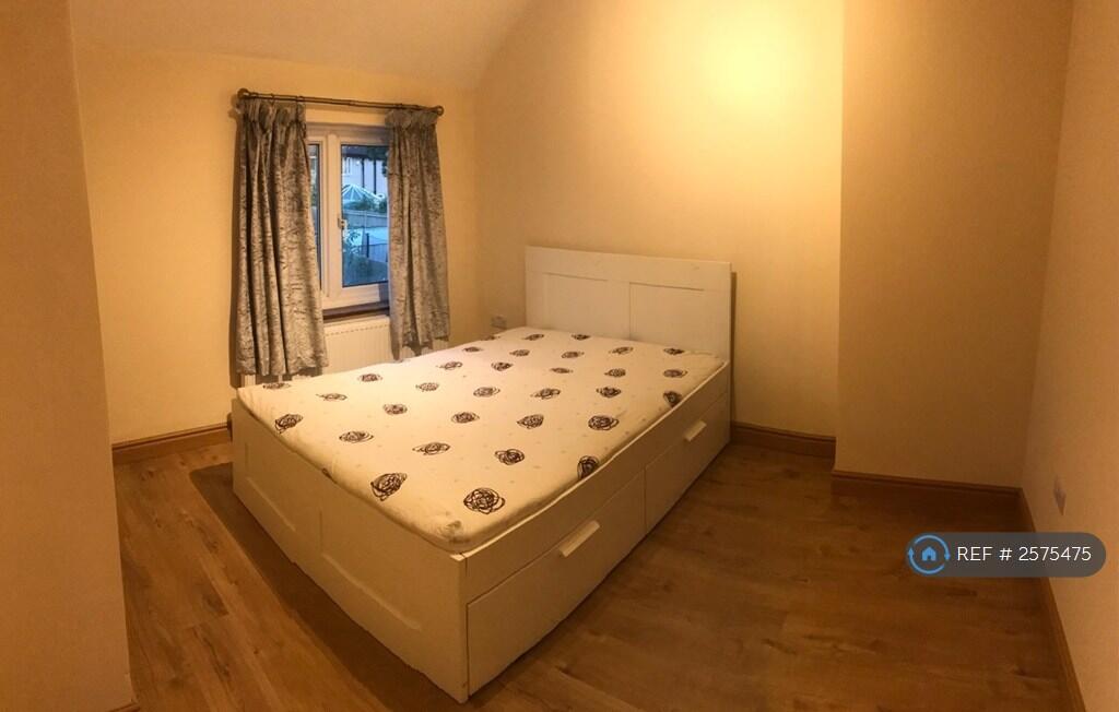 Room 4 Available- £950