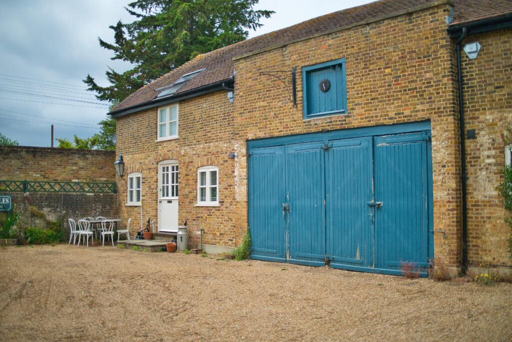 1 The Castle Stables, Thames Street, Sunbury-on-Thames