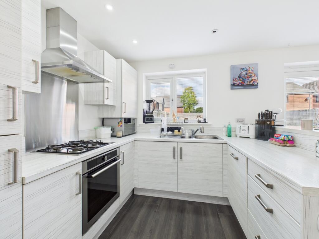 CAM03729G0-PR0143-STILL006