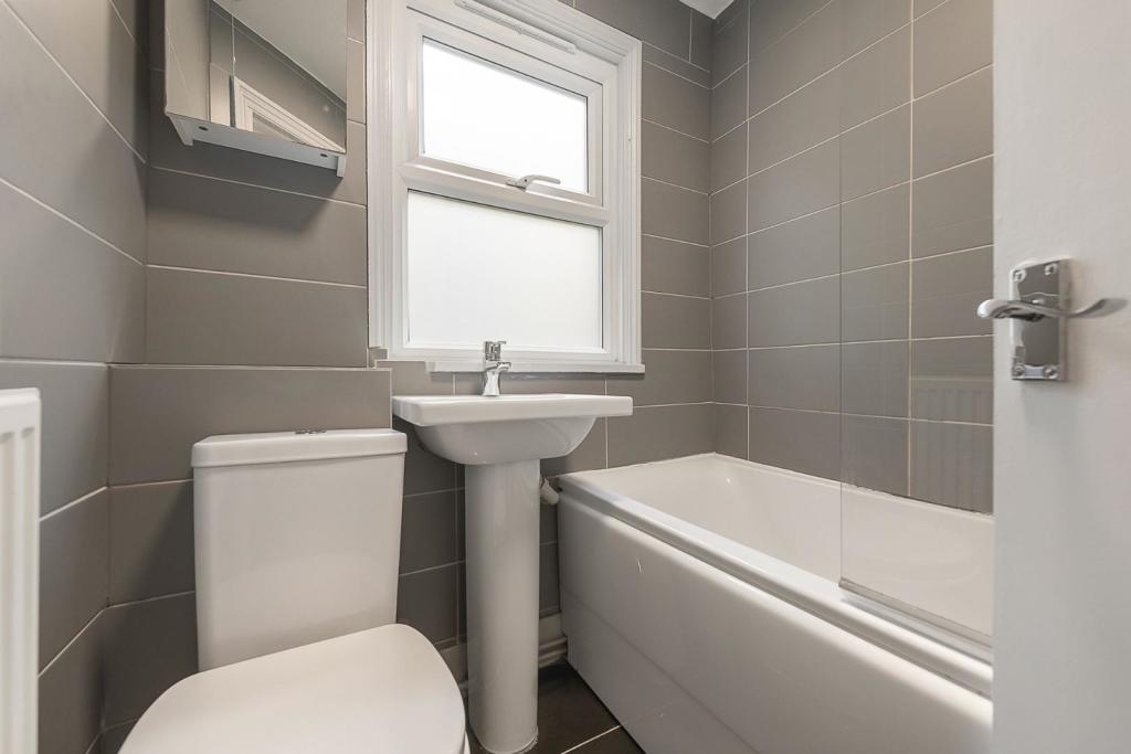 Bathroom (2).jpg