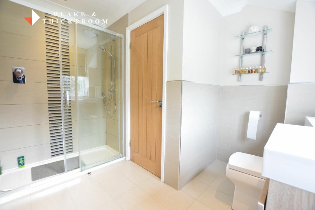 FAMILY SHOWER ROOM