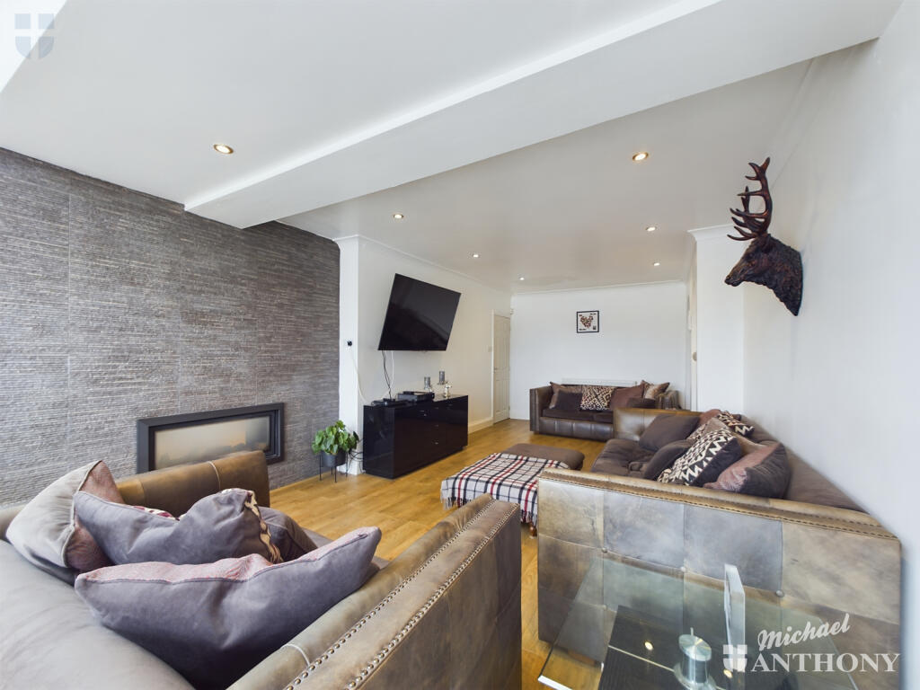 CAM01064G0-PR0399-STILL011