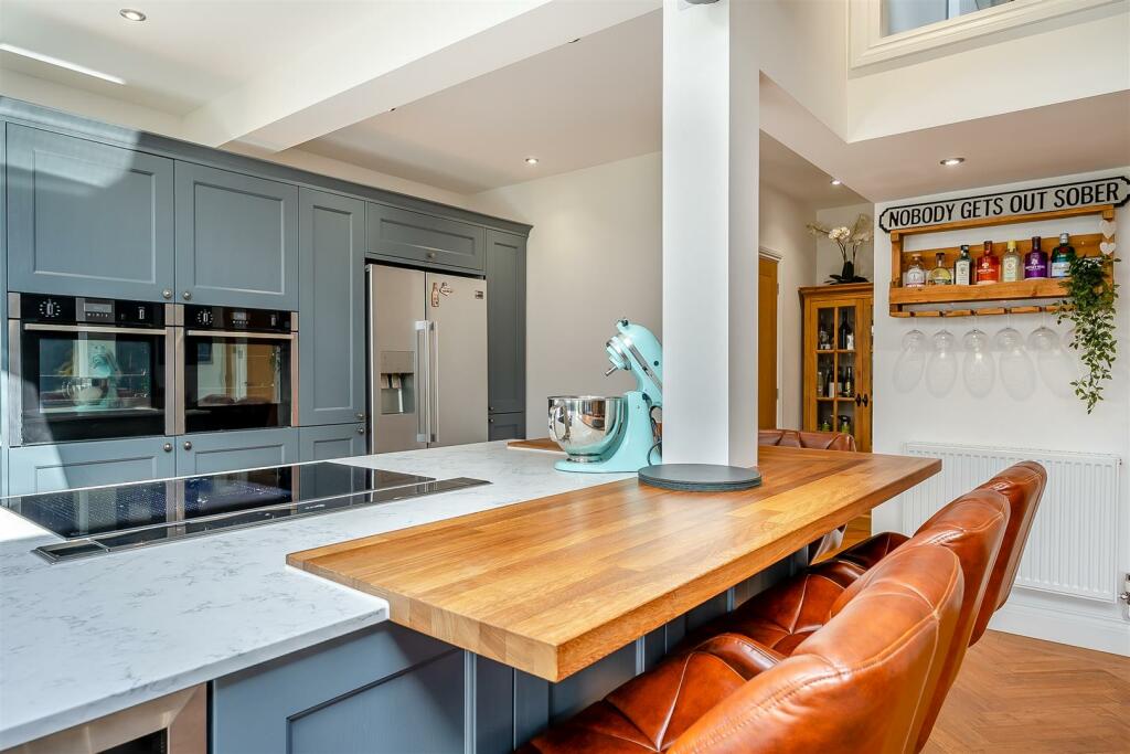 8593312-interior22.jpg