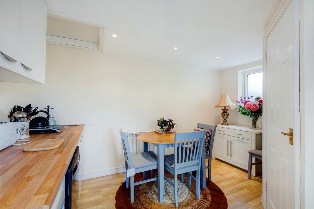 Annexe Kitchen Di...
