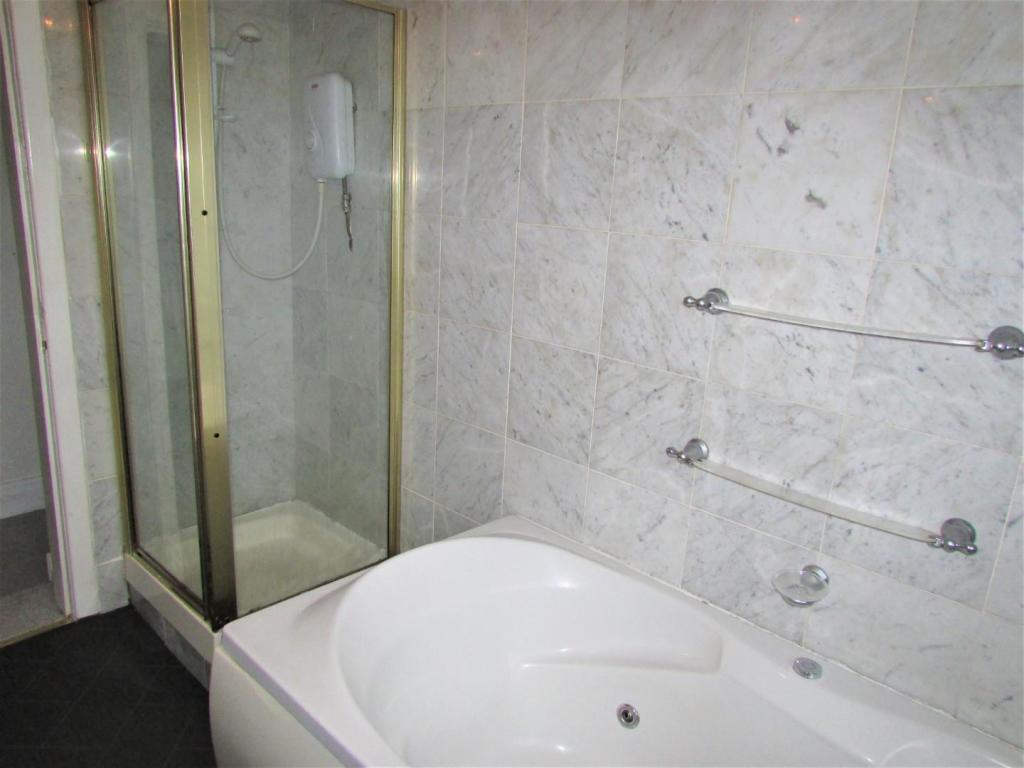 MiriamSt109bath2.JPG