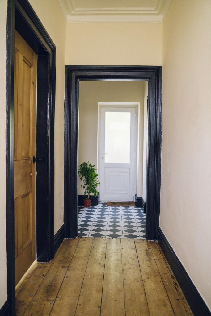 Cyntedd a Grisiau / Entrance and Stairwell