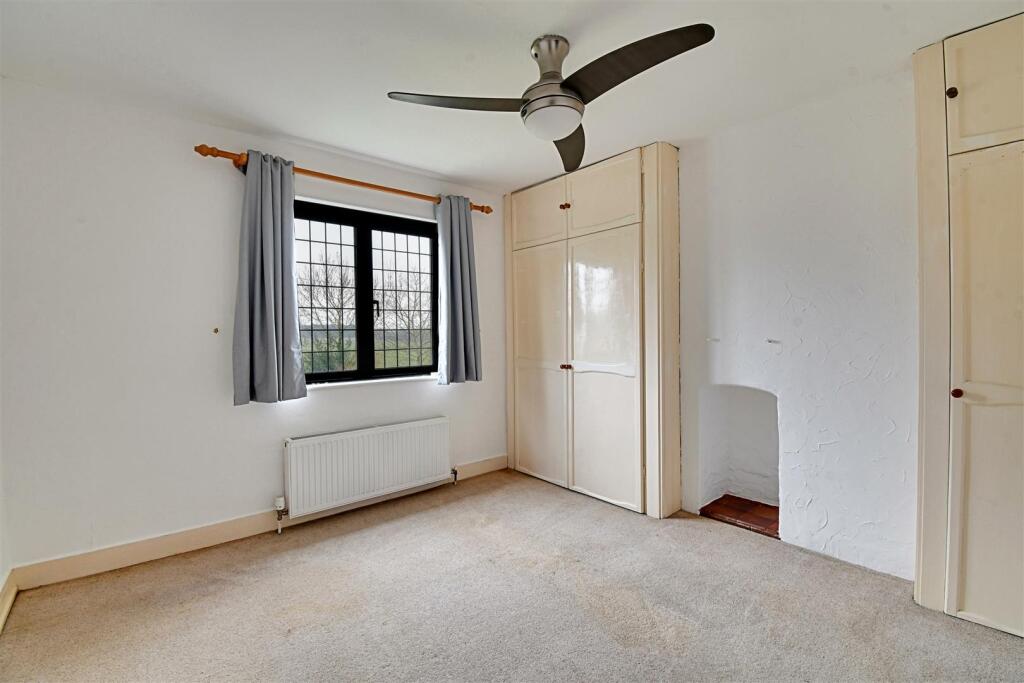 Bedroom 1_1.jpg