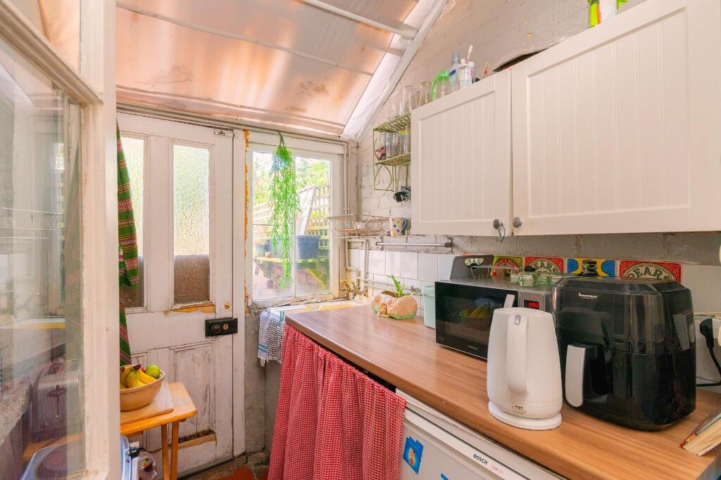 2S0RKE - Lean To A.jpg