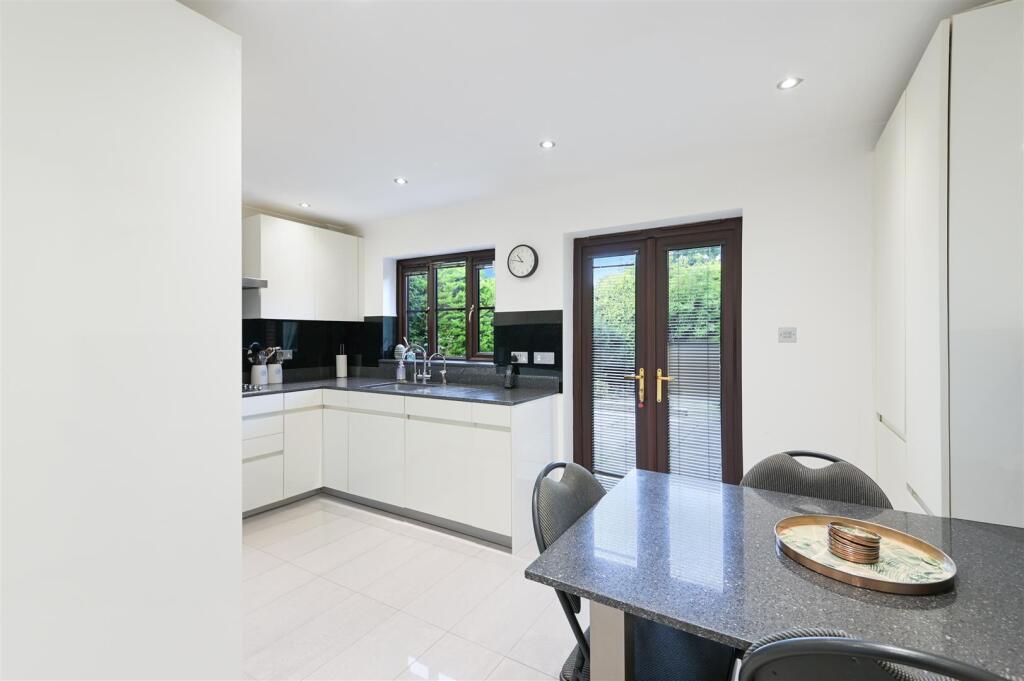 HAWTHORNE CLOSE,1 - (13).jpg