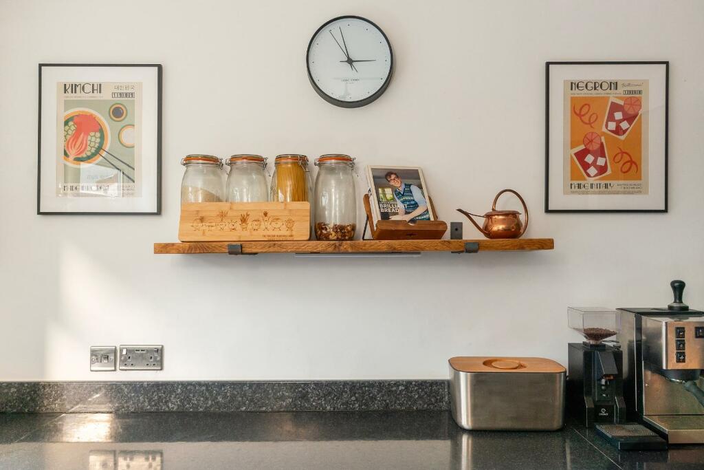 8O6RHD - Kitchen C.jpg