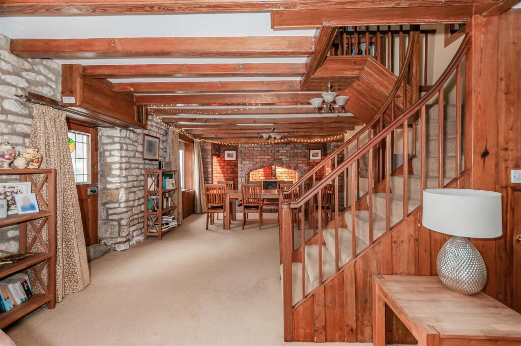LOUNGE/DINING ROOM