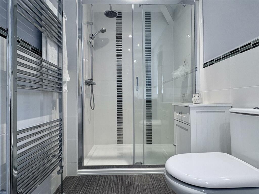 EN SUITE SHOWER ROOM/WC