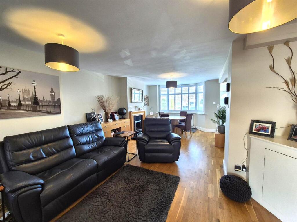Spacious Lounge/Diner