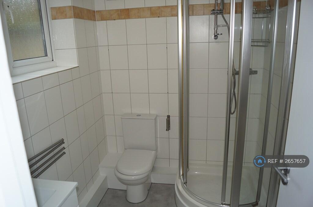 Shower Room Photo 1