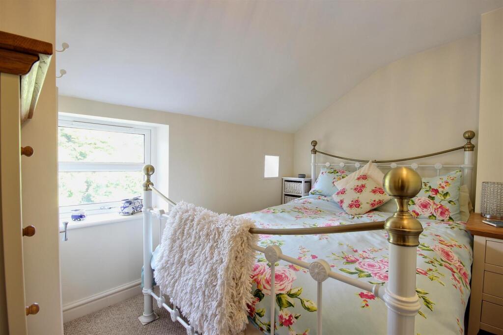 BEDROOM 2 (REAR)