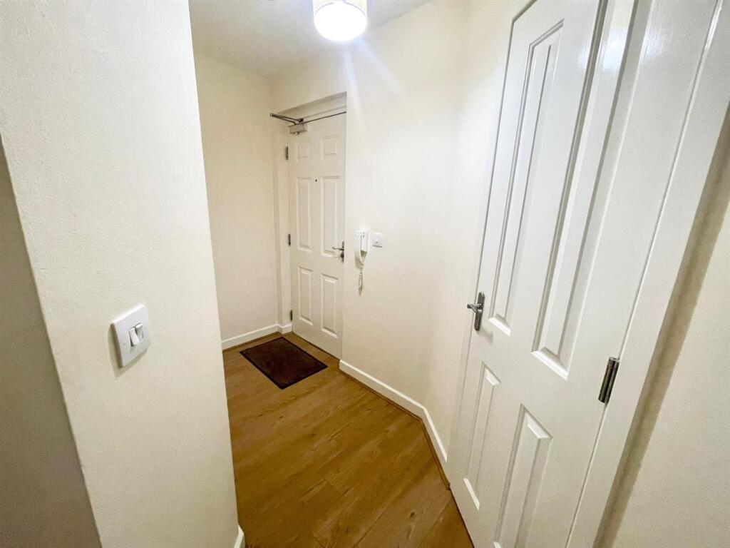 Hallway (2).jpg