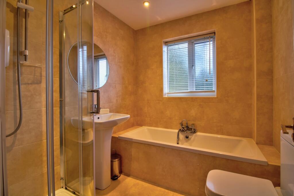 Family Bathroom - Pencraig Close - Matt Clinton Ew