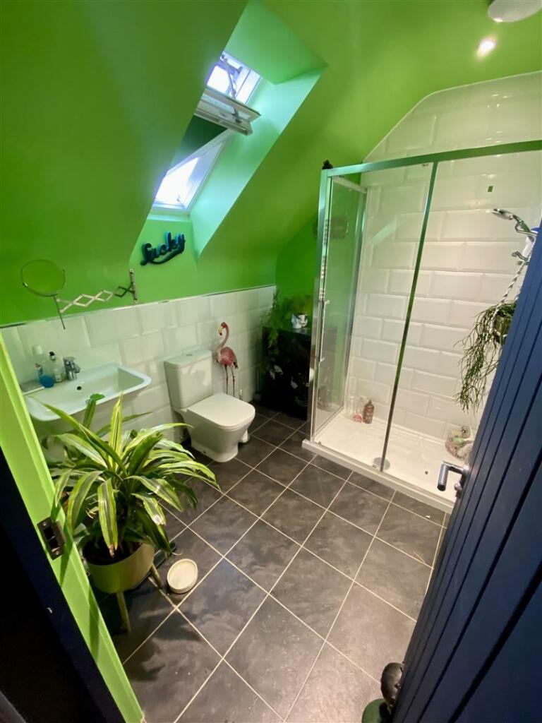 EN SUITE SHOWER ROOM