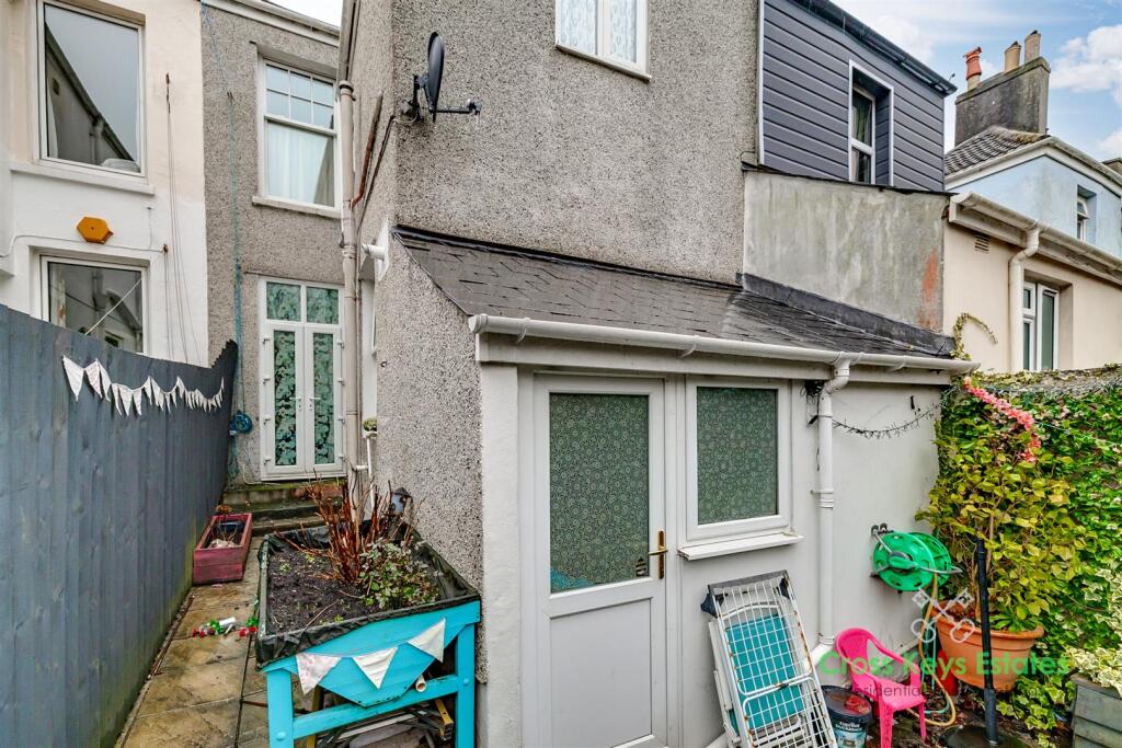 Enclosed Rear Courtyard Garden