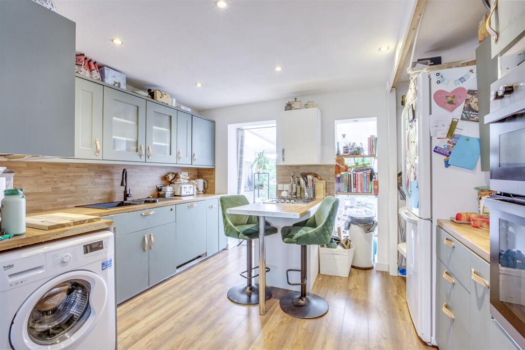 15 Nicholas Gardens, HP13 6JQ-6.jpg