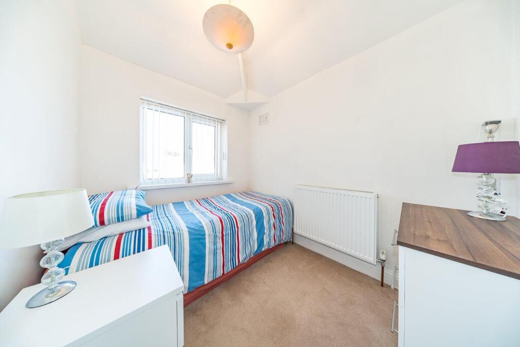 10 Birch Grove bedroom 3.jpg