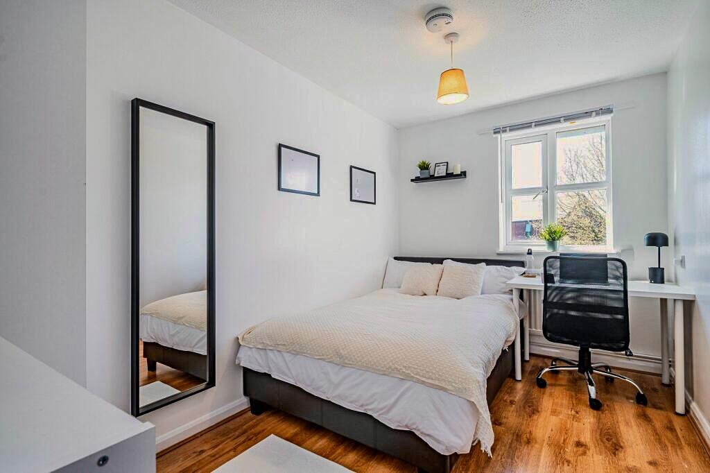 Bright and neatly maintained double bedroom fea...