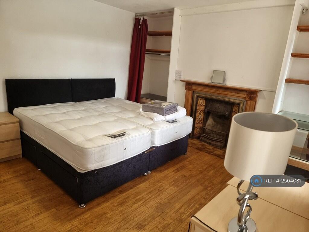 Large Double Garden Facing Room - Super King Bed