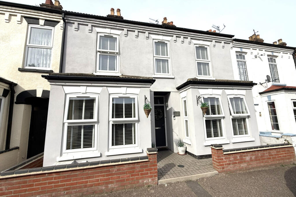 STUNNING TOWNHOUSE IN GORLESTON FOR SALE... INC