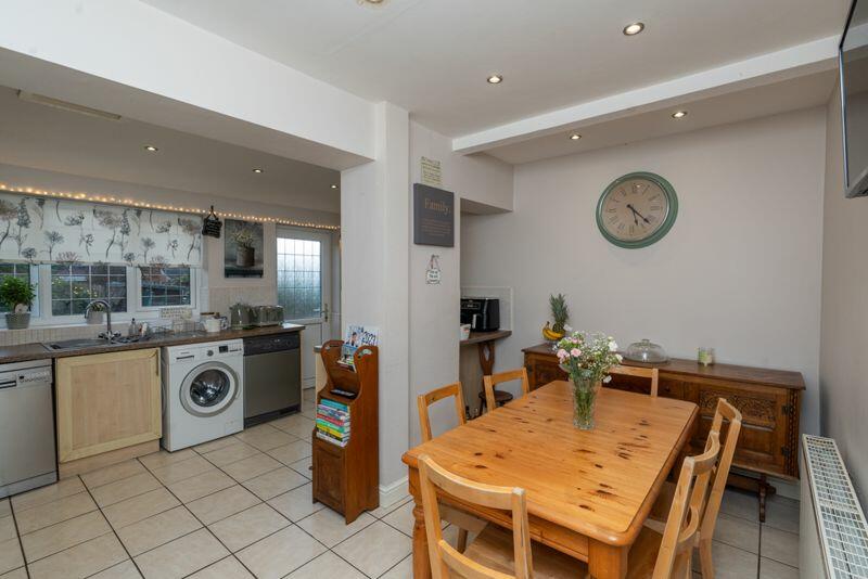 EXTENDED BREAKFAST KITCHEN