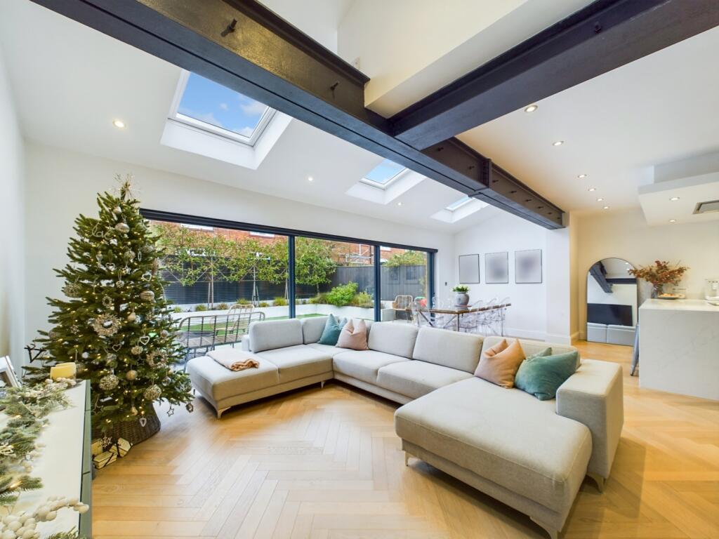 CAM02195G0-PR0057-STILL036