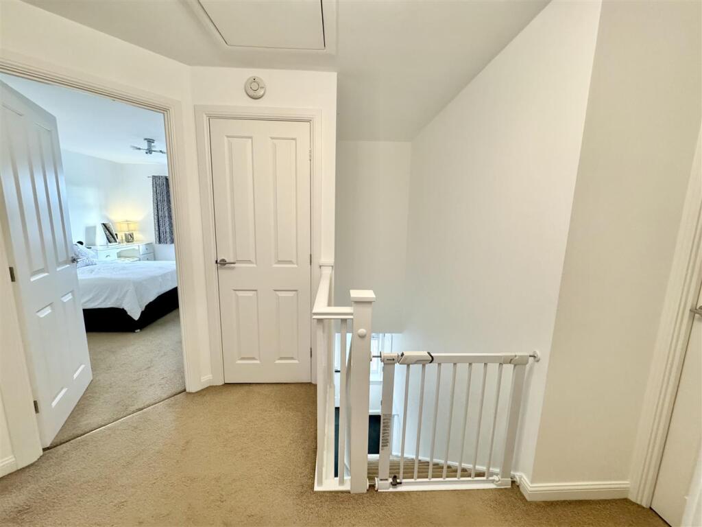 FIRST FLOOR LANDING