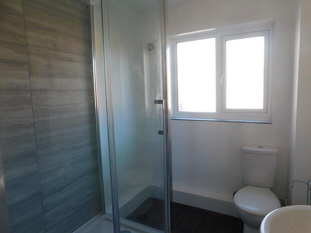 2 Gatcombe House Bathroom