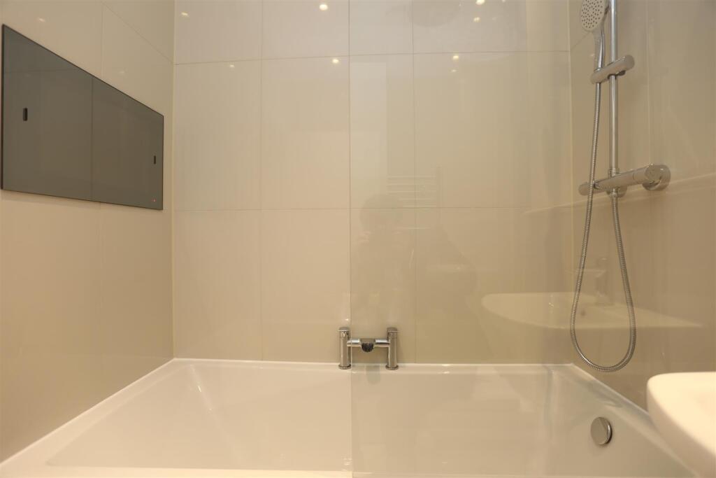 5 Martello Lofts Bathroom (4).JPG
