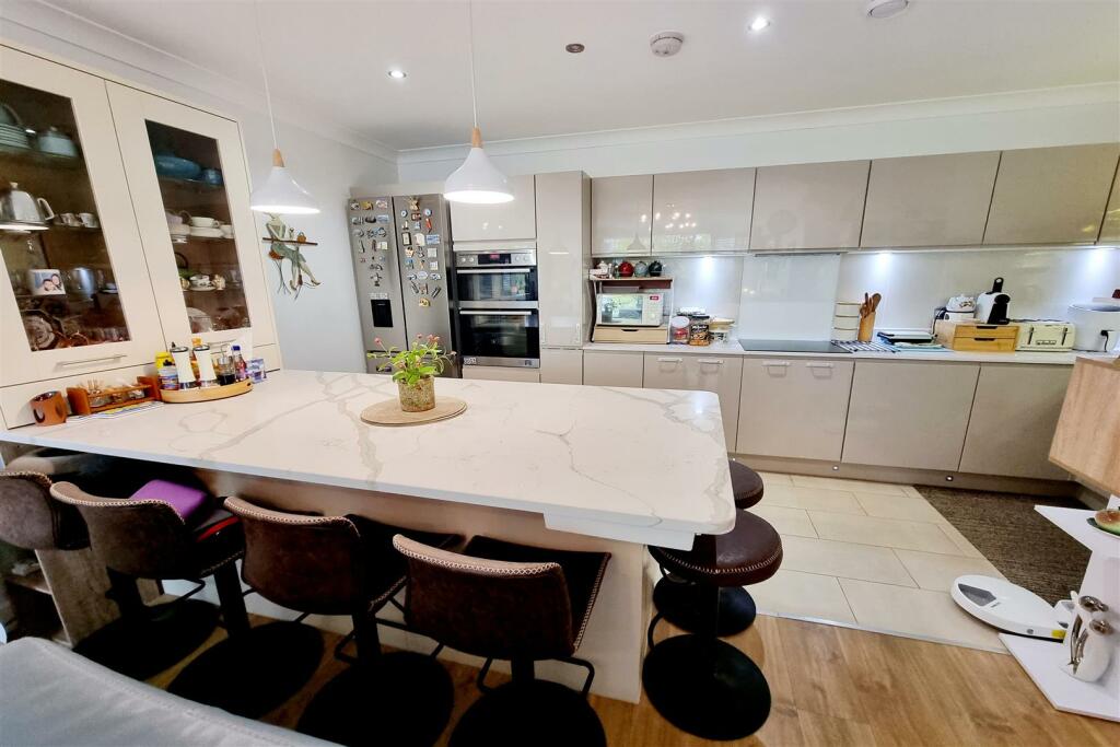 LUXURY KITCHEN/DINER: PIC. 1