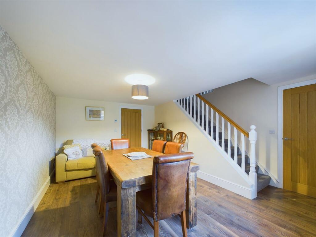 Dining room: