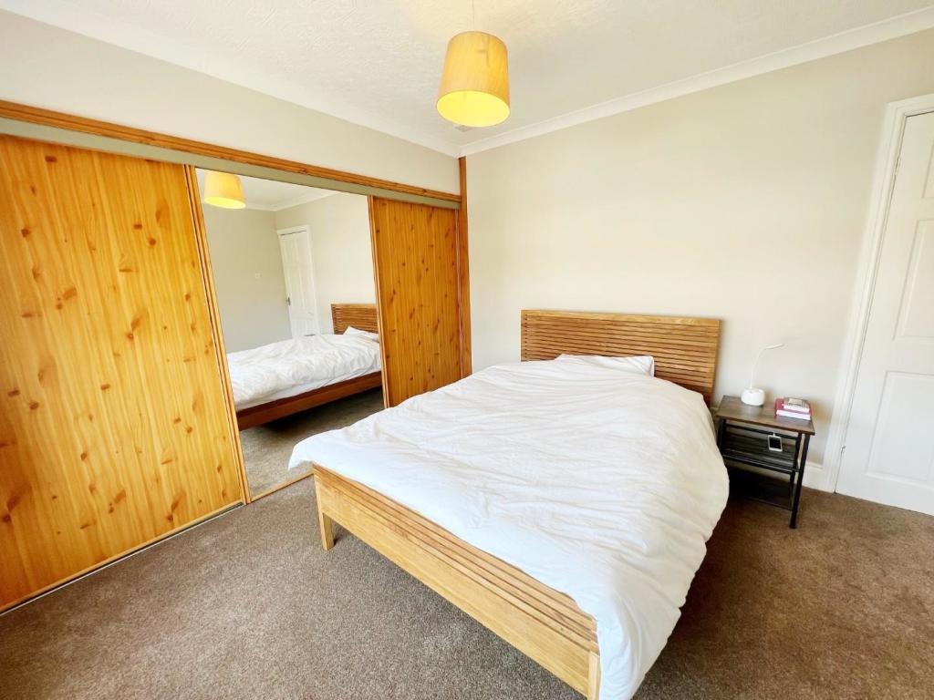 Bedroom 1 pic 3.jpg
