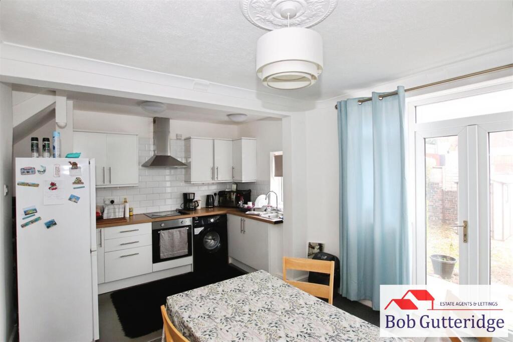 FITTED KITCHEN / DINER