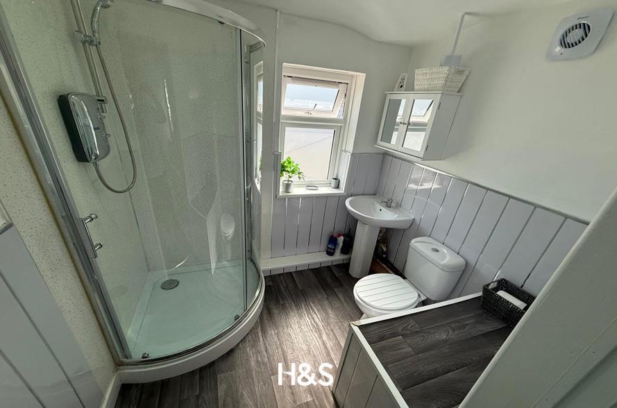 circular shower room.jpg