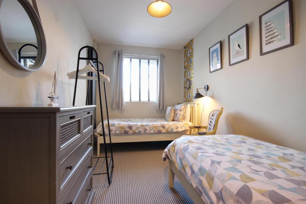 BEDROOM 2