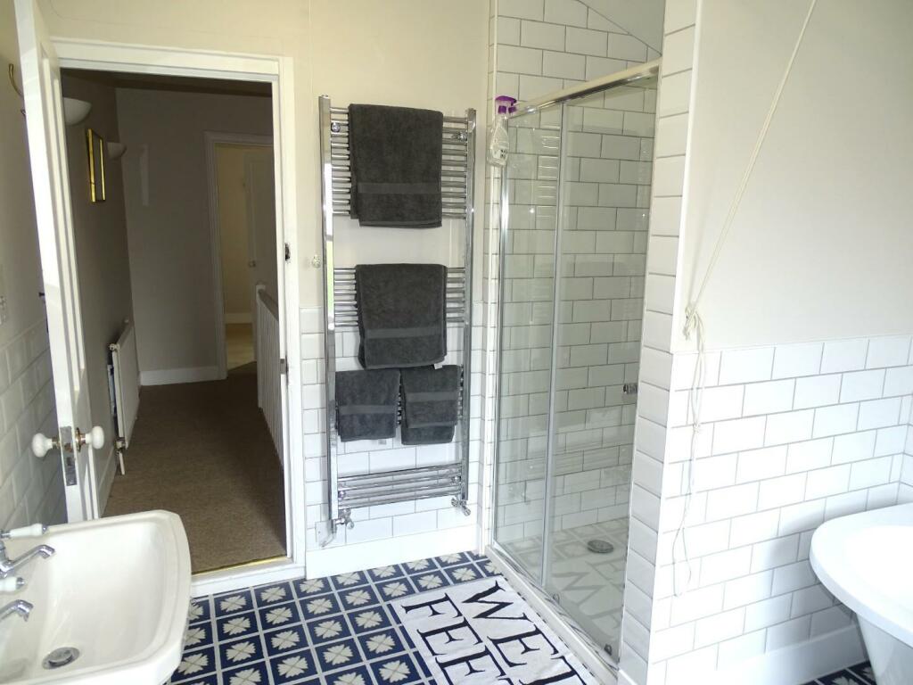 INDEPENDENT SHOWER UNIT