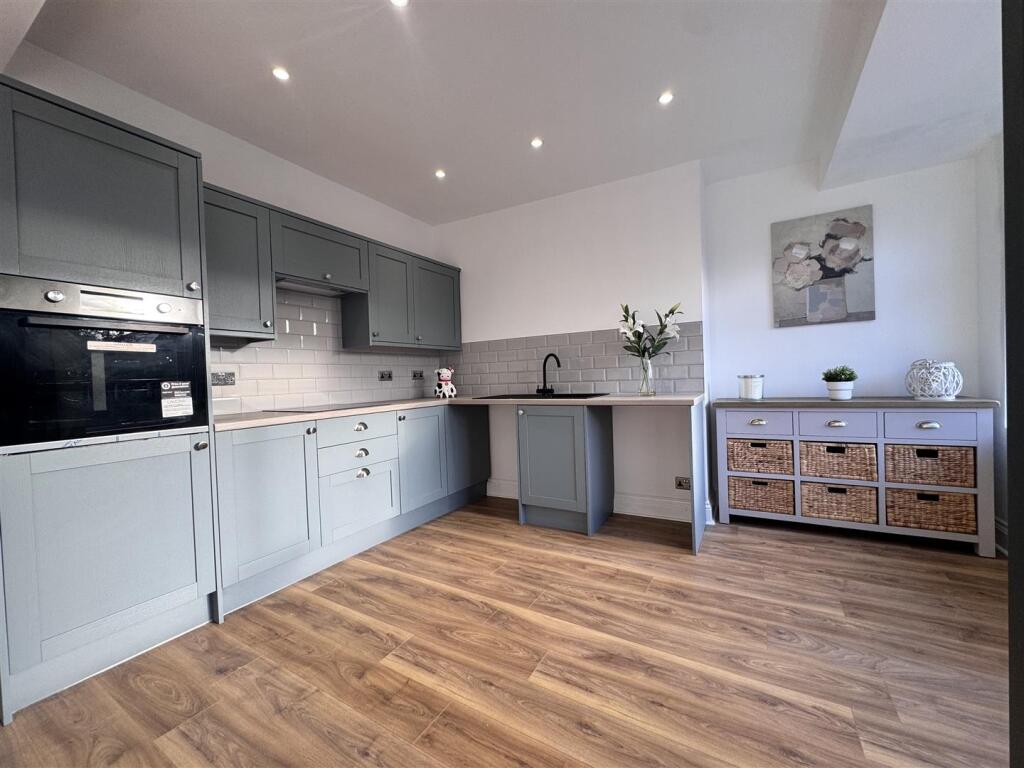 Open plan kitchen / dining