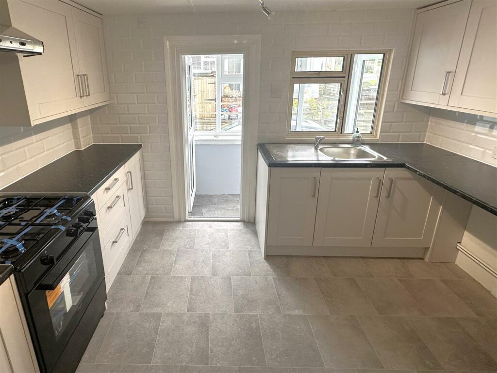 Kitchen 2.jpeg