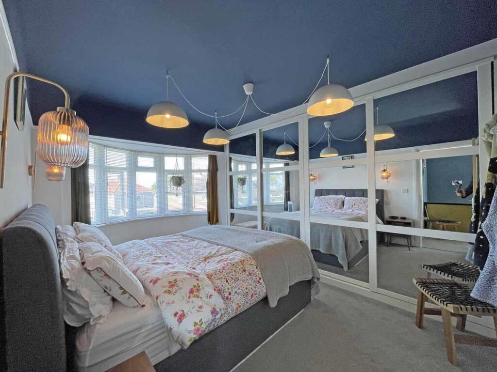 Beacon Down Avenue 40 - Bed 1.jpg