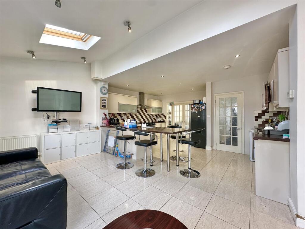 L SHAPED KITCHEN/DINER