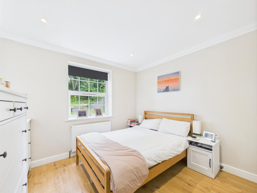 CAM02909G0-PR0456-STILL001