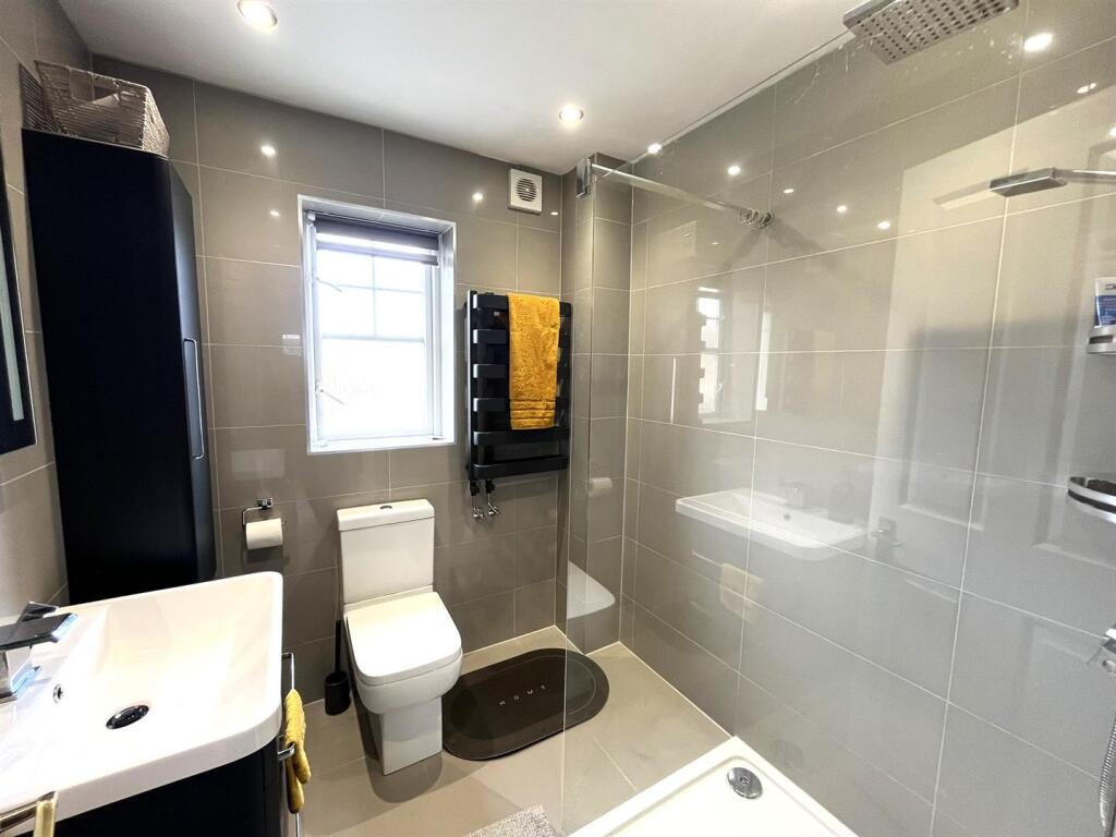 Lole Close, Longoford - Bathroom.jpeg