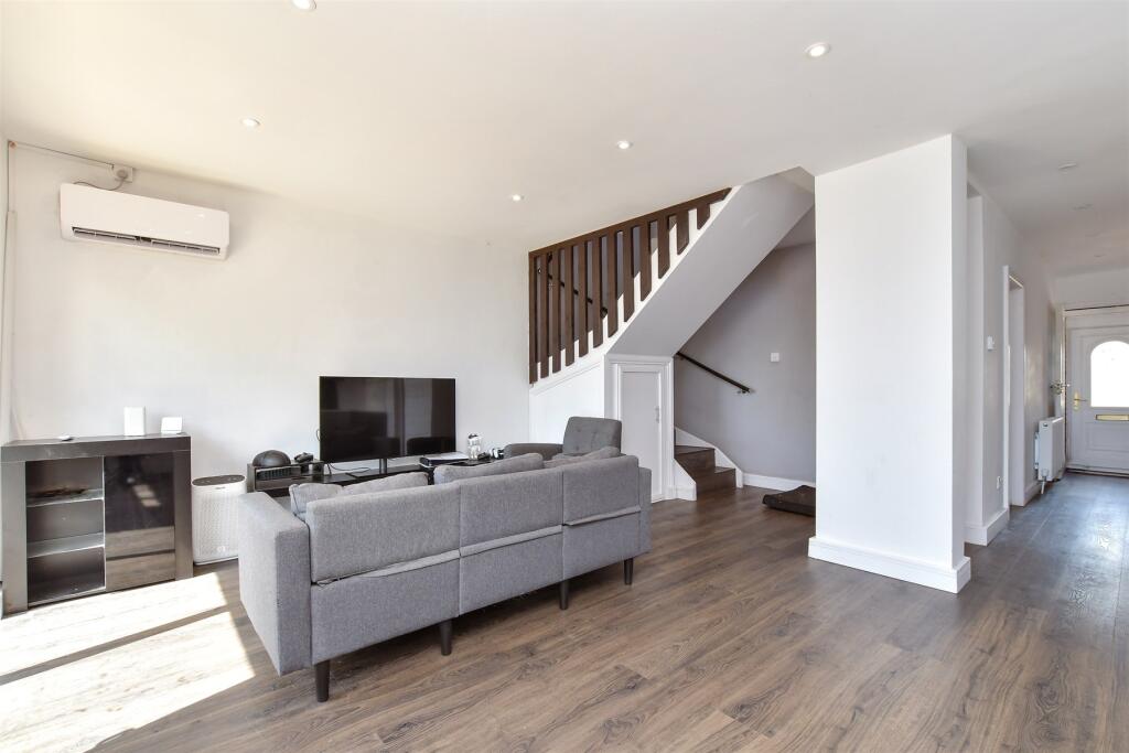 Lounge/ Kitchen