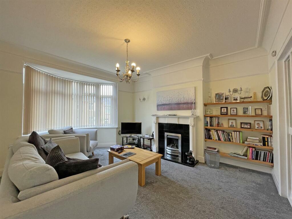 St Martins Avenue 13 - Lounge 2.jpg