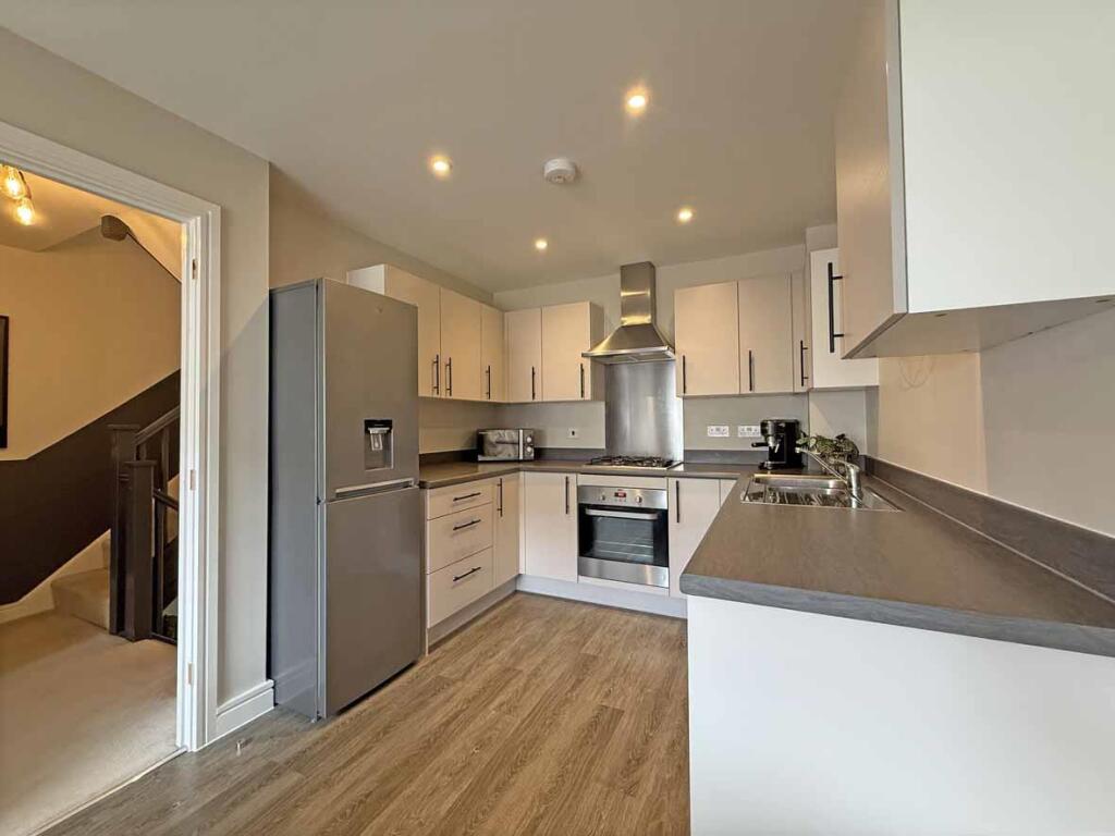 Ivy Drive 27 - Kitchen...jpg