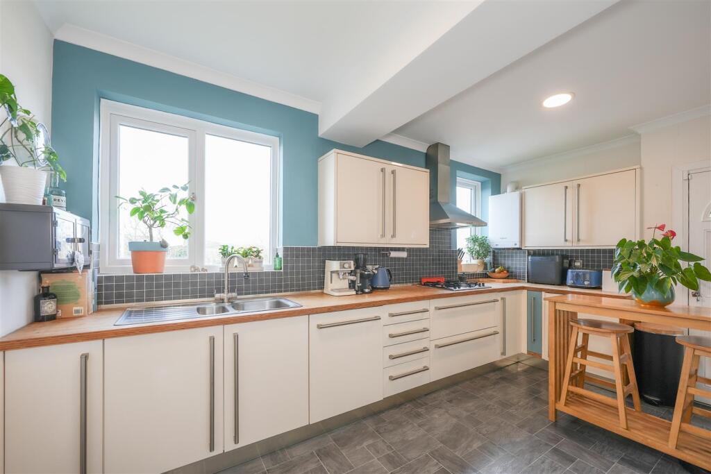 BREAKFASTING KITCHEN